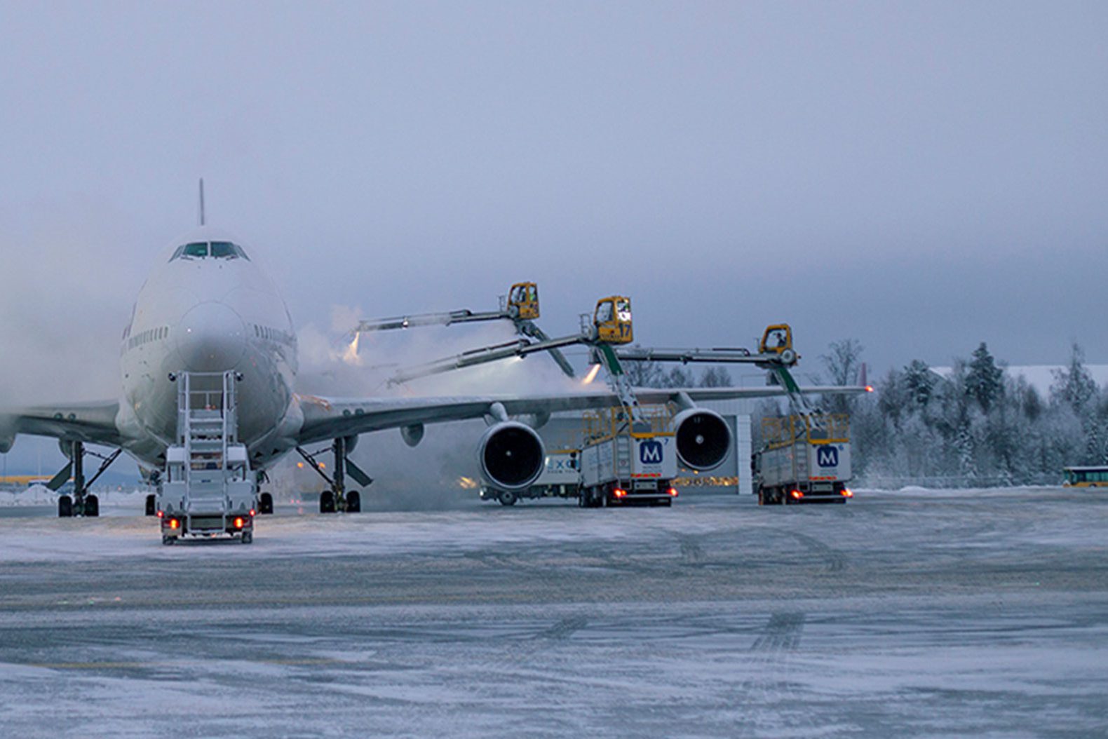 De-icing airplane