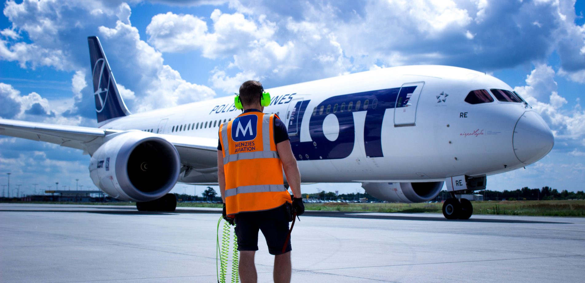 Menzies Aviation expands LOT Polish Airlines partnership across Europe and  North America - Menzies